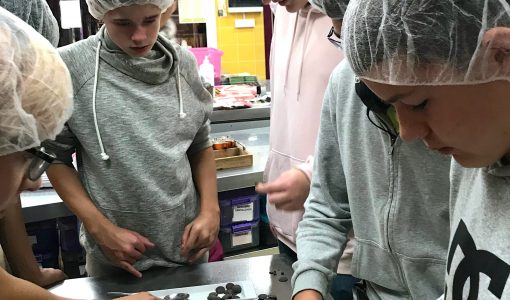 På ekskursjon til sjokoladefabrikken i Mijas, fikk elevene bl.a. knuse kakaobønner og lage egen kakao. Skolen bruker nærområdet og henter inn ekspertise der det er mulig, for å gjøre læringsprosessene virkelighetsnære og spennende.